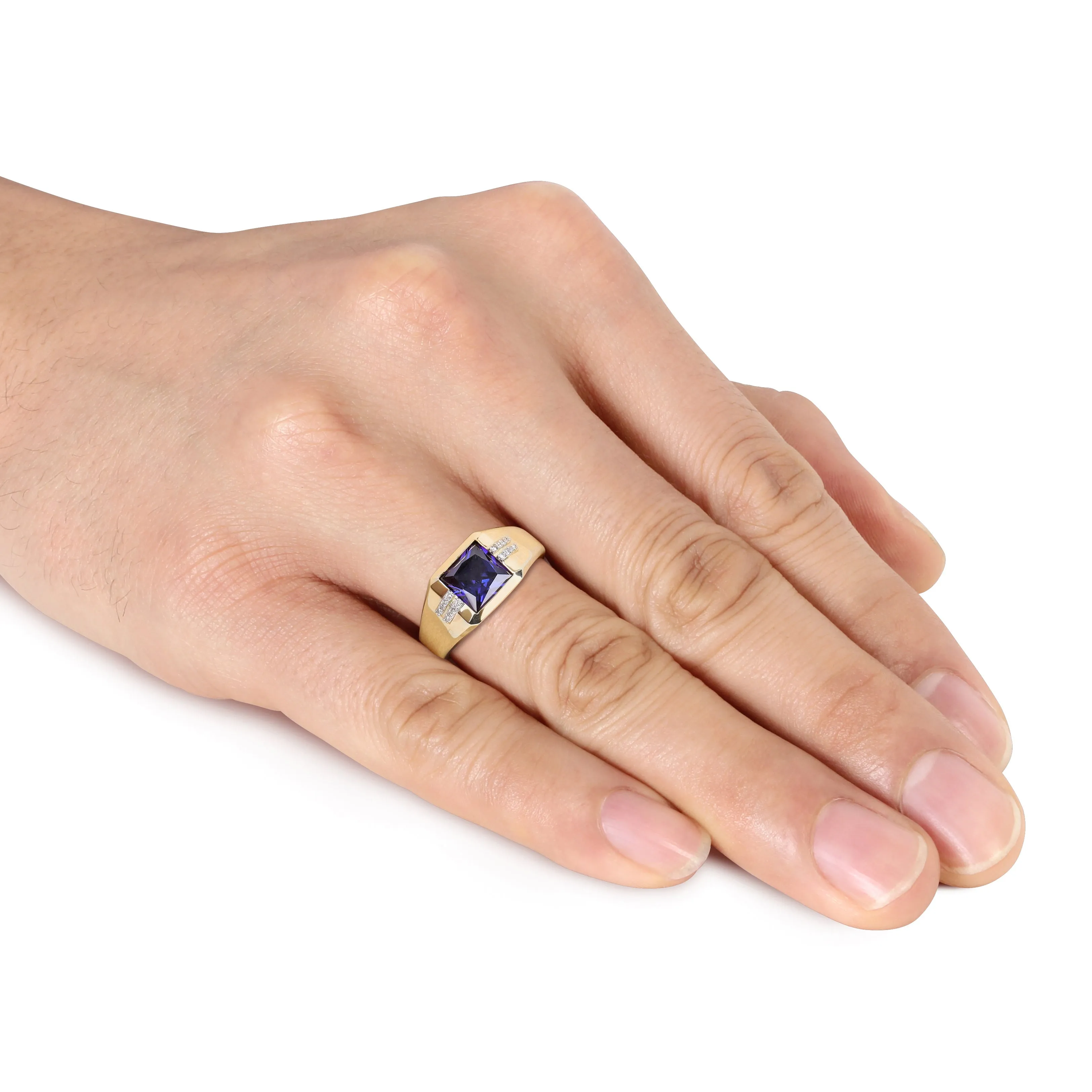 Mimi & Max 3ct TGW Square Created Blue Sapphire and Diamond Accent Men's Ring in 10k Yellow Gold